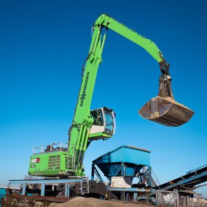 Sennebogen 830 G Hybrid material handler discharging an inland vessel at the Port of Amsterdam
