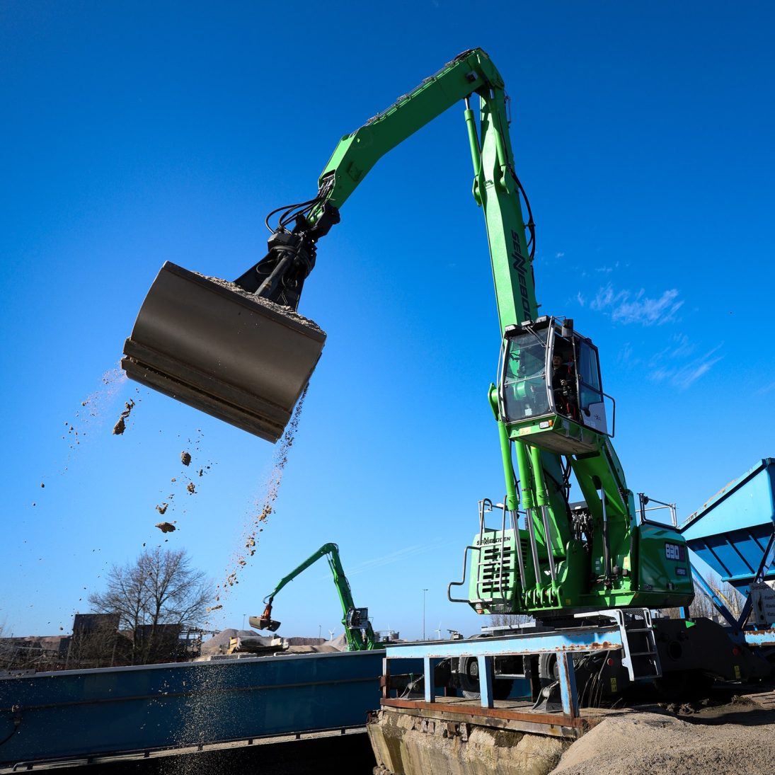 Grab of the Sennebogen 830 G Hybrid handling bulk material at Verhoeks Overslag