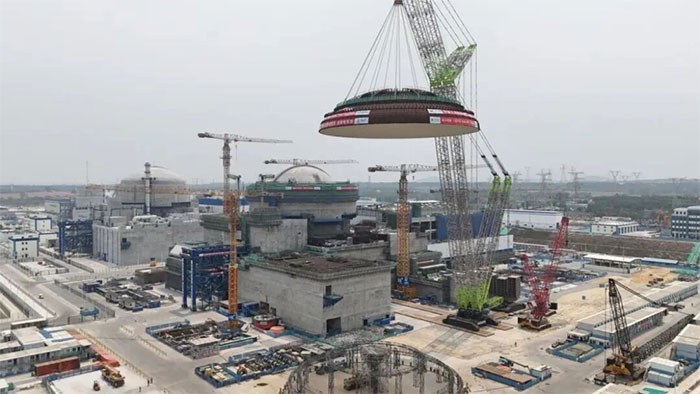 Zoomlion ZCC89000 crawler crane lifting the outer dome at Hainan Changjiang nuclear power plant