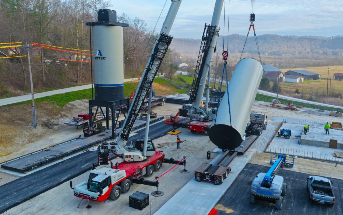 Tandem lift of an asphalt plant tank by Link-Belt cranes in Stanton, Kentucky