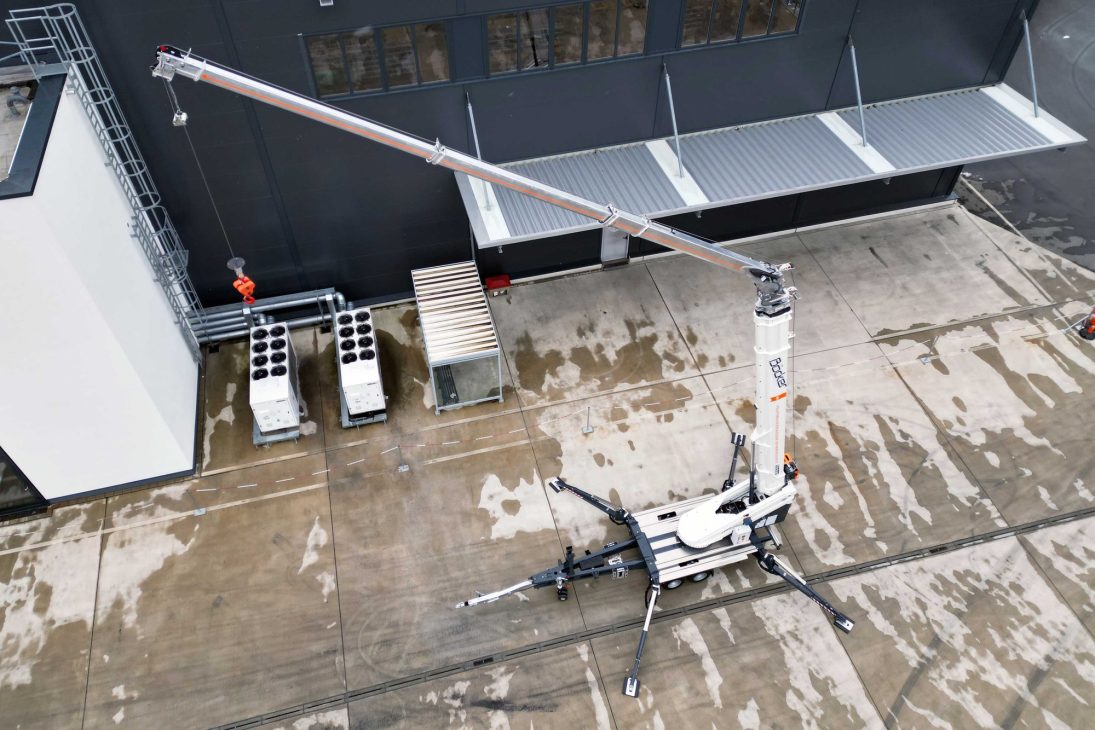 Overhead view of the Böcker AHK 36e X trailer crane working on a flat roof