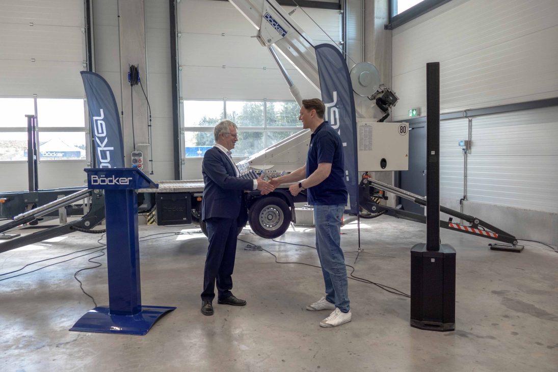 Böcker trailer crane inside the workshop at the new Eschbronn branch