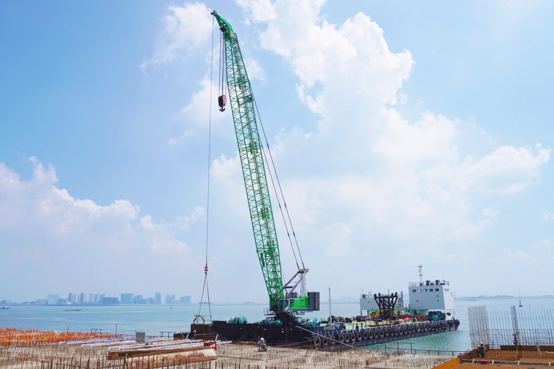 Sennebogen 6300 E duty cycle crane mounted on a barge at Incheon New Port