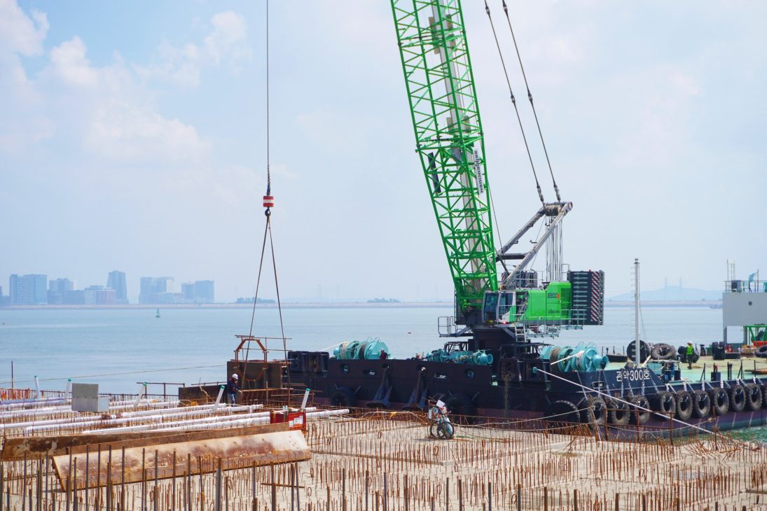 Concrete formwork mould lifted by the Sennebogen 6300 E to form the port apron