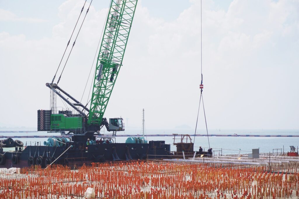 Barge-mounted 300-tonne Sennebogen duty cycle crane working in the Yellow Sea