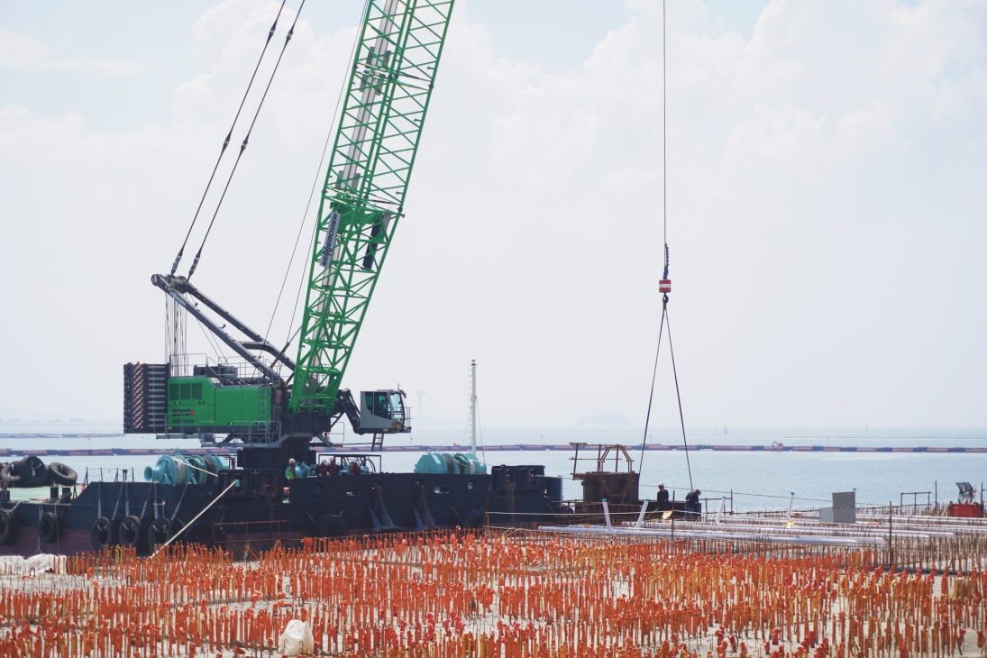 Barge-mounted 300-tonne Sennebogen duty cycle crane working in the Yellow Sea
