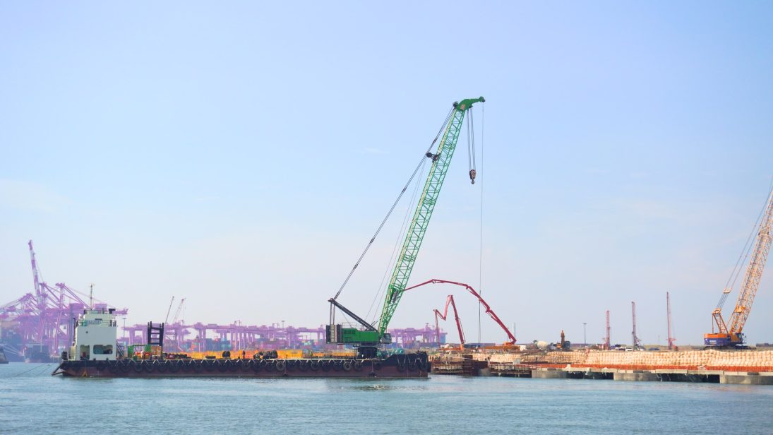 Container wharf construction at Incheon New Port with the Sennebogen 6300 E