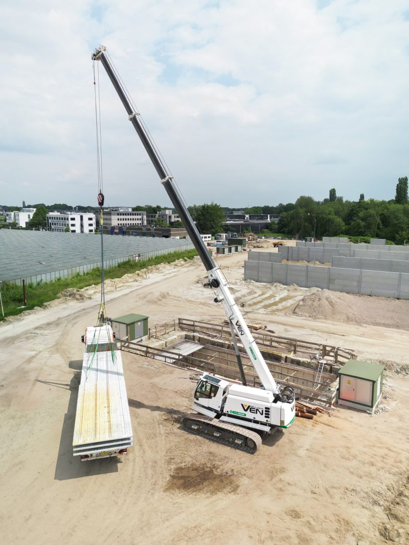 Sennebogen 653 Electro Battery telescopic crawler crane on the Breda bus depot site