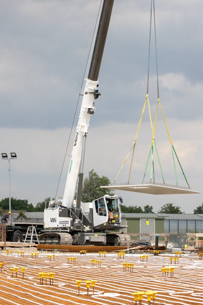 Battery-powered 50-tonne Sennebogen crane lifting alongside a nature reserve in Breda