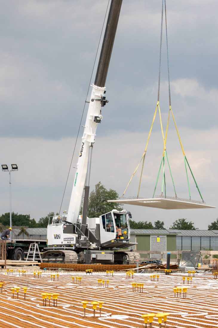 Battery-powered 50-tonne Sennebogen crane lifting alongside a nature reserve in Breda