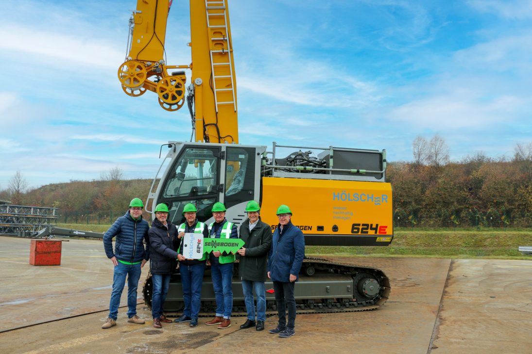 Sennebogen duty cycle crane with folding box boom on a Hölscher Wasserbau well construction site