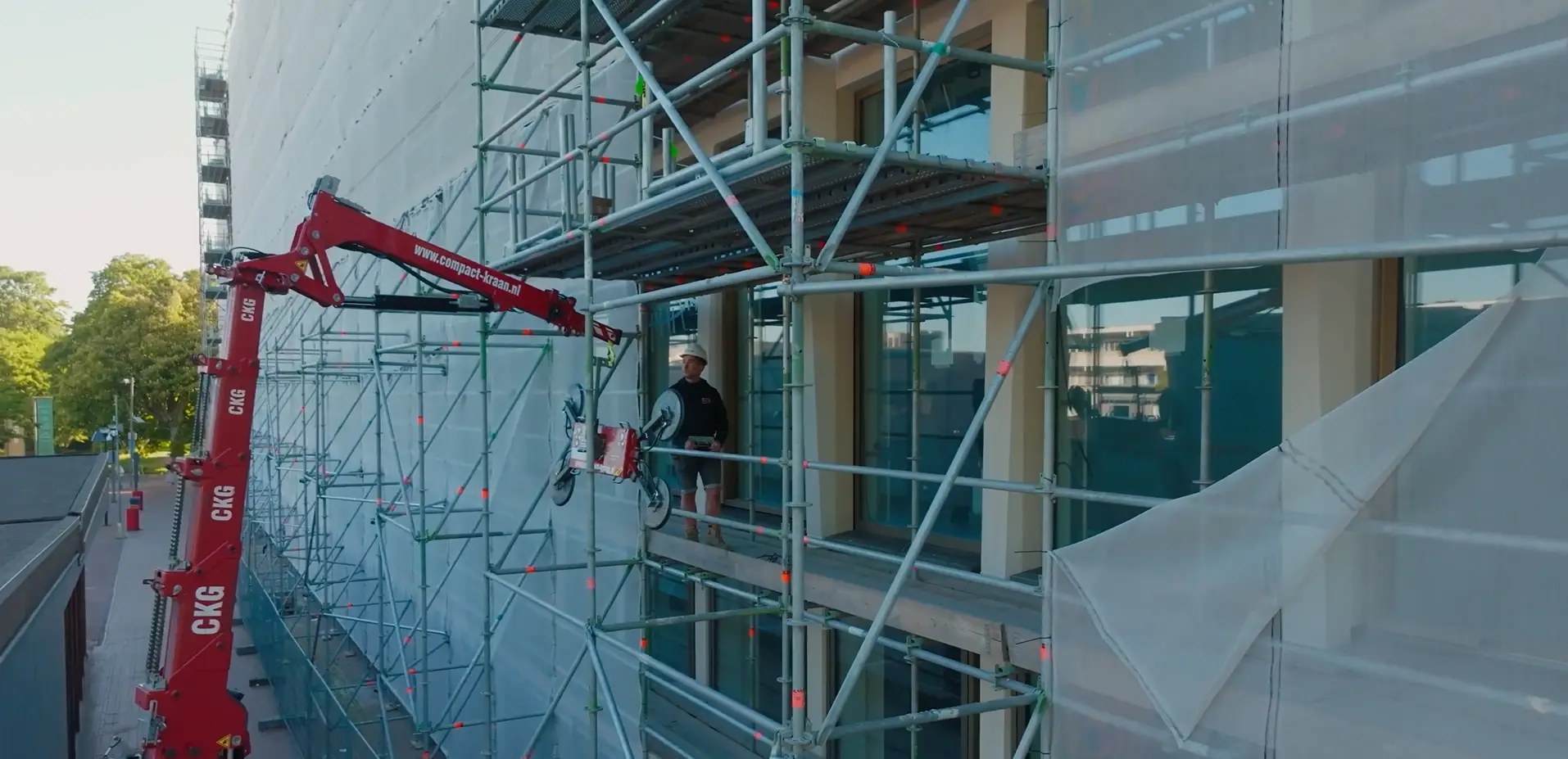 Compactkraan Geresteijn C10e reaching through scaffolding with an S600 vacuum lifter