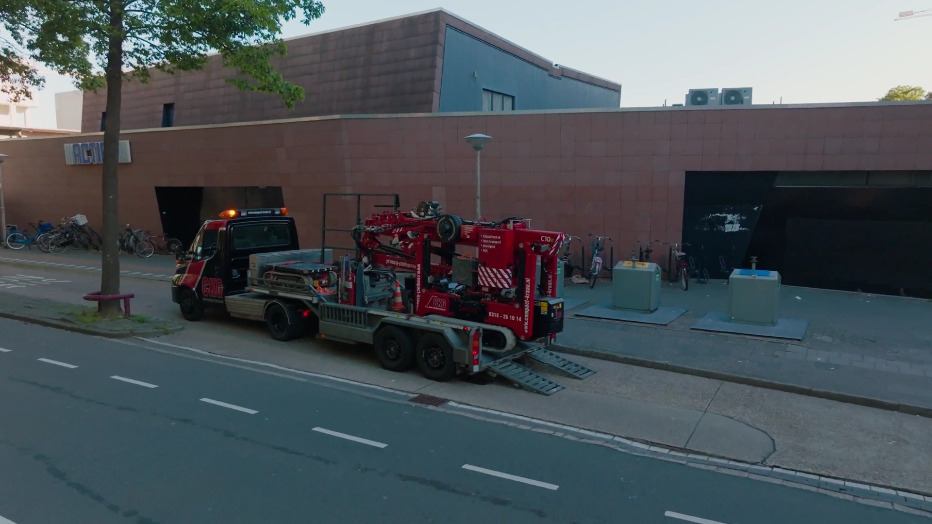 Hoeflon C10e loaded on a trailer outside the department store before set-up