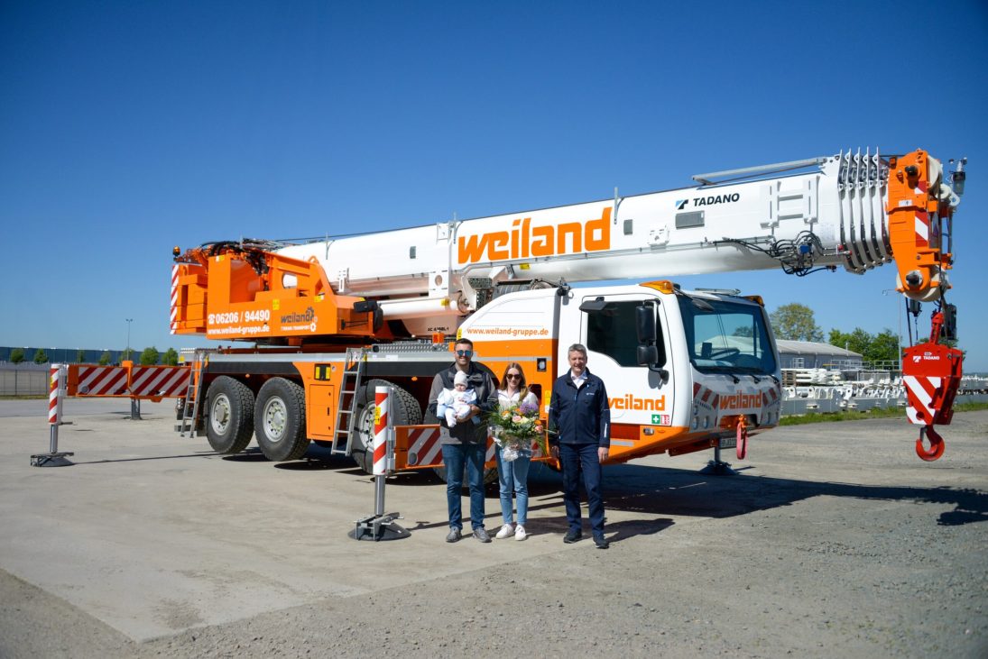 Handover of the second Tadano AC 4.100L-1 all terrain crane to Weiland at the Zweibrücken plant