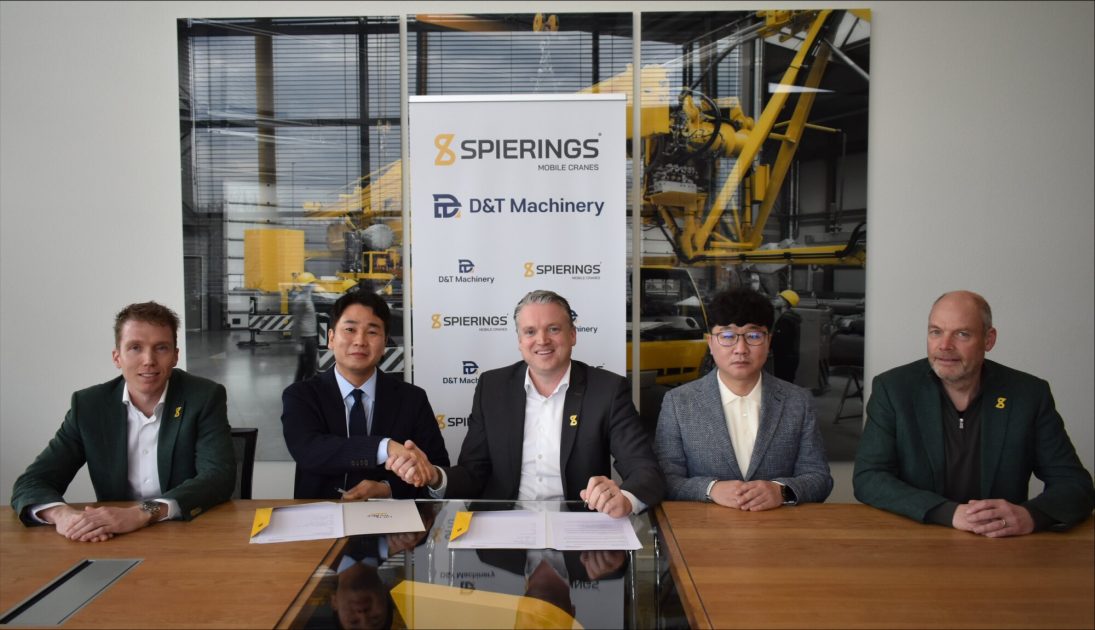 Spierings and D&T Machinery representatives signing the South Korean dealer agreement