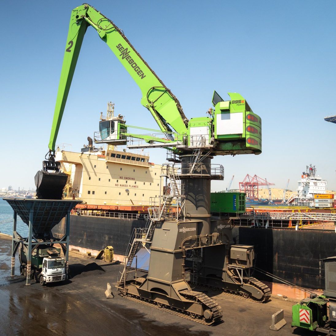 Sennebogen 895 E material handler with crawler portal undercarriage working at İDÇ Liman in Türkiye