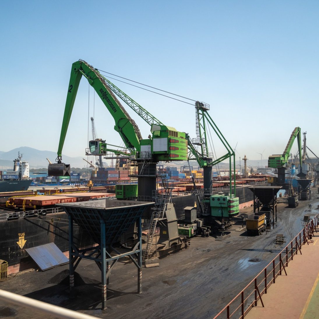 Electric Sennebogen 895 E discharging bulk cargo across the 475-metre quay at İDÇ Liman