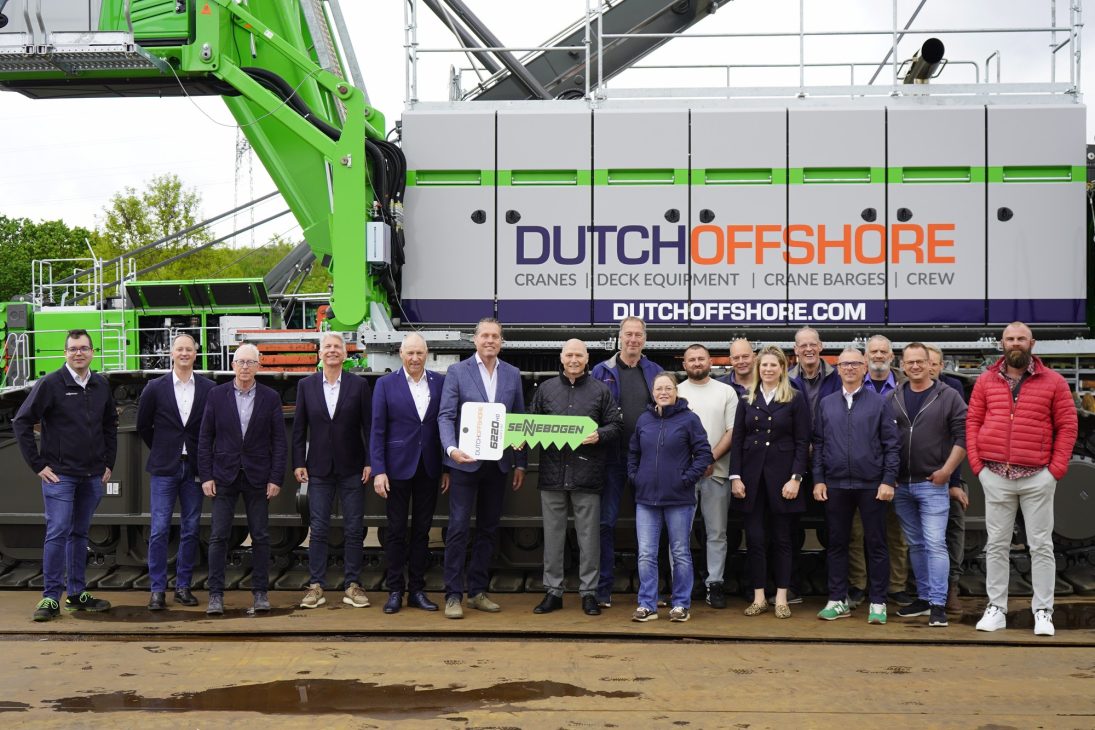 Key handover of the second Sennebogen 6220 HD to Dutch Offshore Cranes