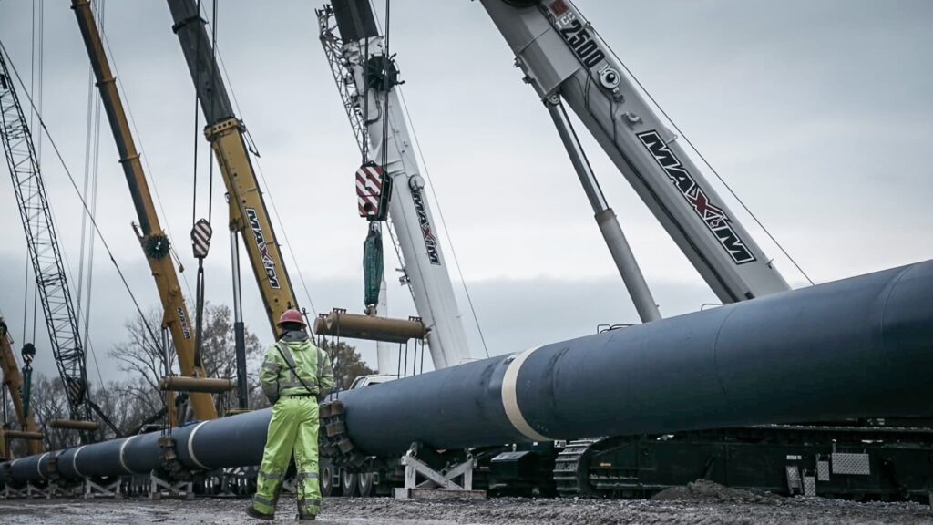 Link-Belt TCC2500 telescopic crawler and Maxim all-terrain cranes supporting a 54-inch pipe string at the Platte River crossing