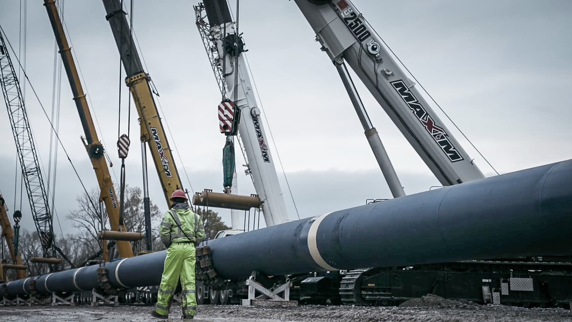 Link-Belt TCC2500 telescopic crawler and Maxim all-terrain cranes supporting a 54-inch pipe string at the Platte River crossing