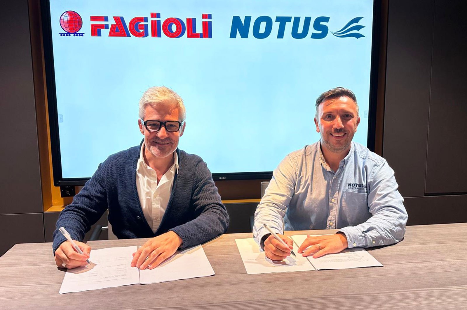 Fagioli and Notus representatives signing the UK heavy lift partnership agreement