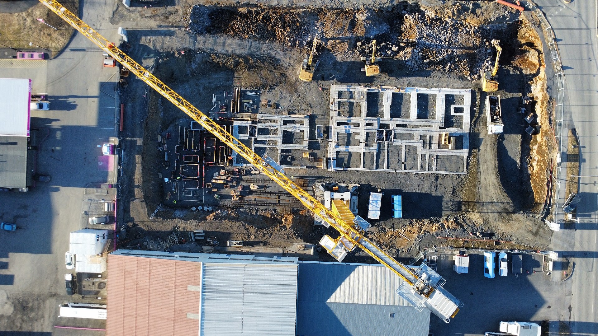 Potain MDT 489 jib reaching across the foundations of the eight-storey Reykjavik apartment block
