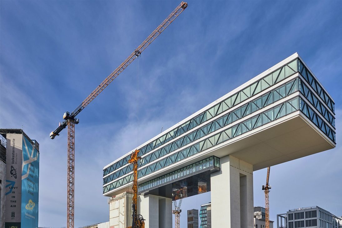 Liebherr tower cranes on the LOVT Vision construction site in Munich
