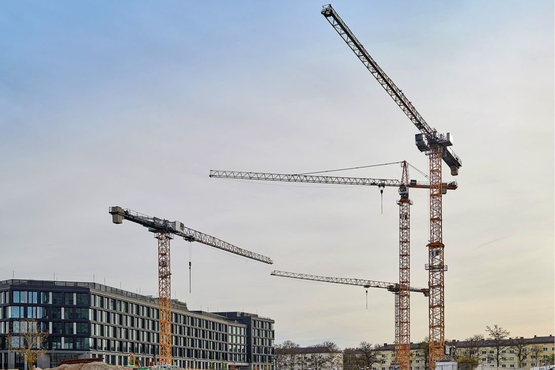 Liebherr 520 EC-B 20 Fibre and 230 HC-L cranes at the Rosenheimer Strasse development