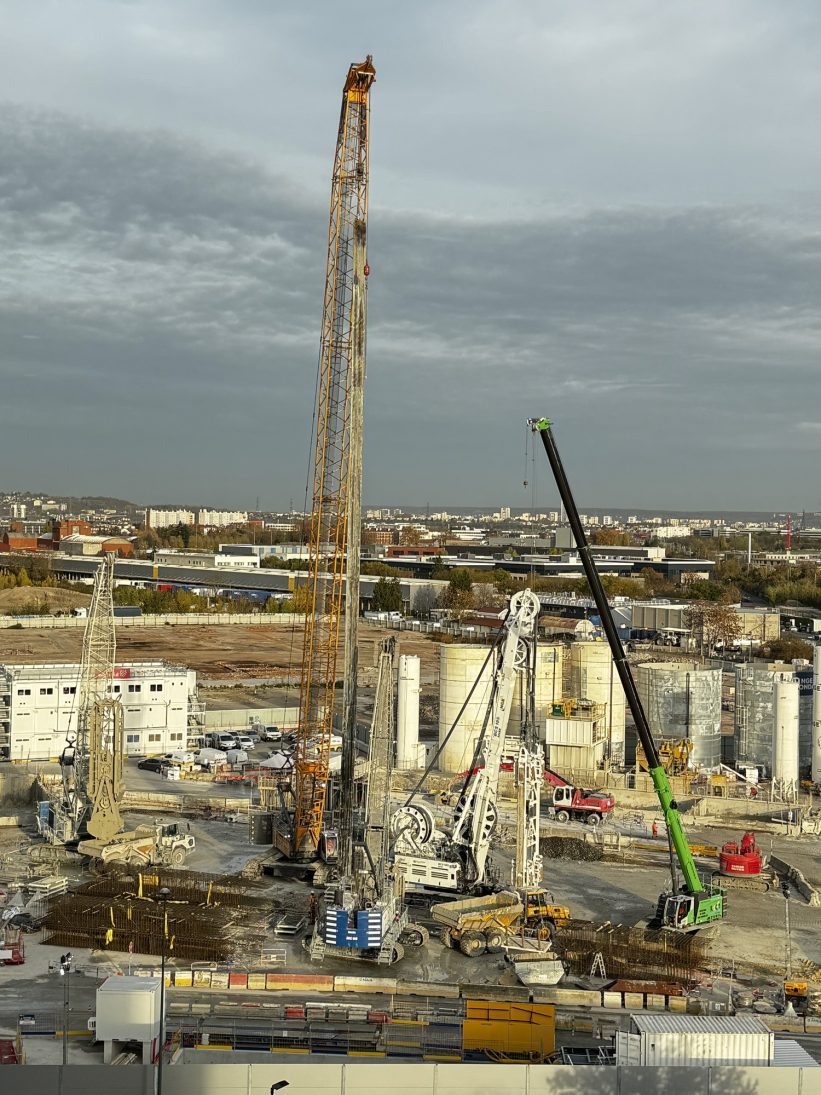 Diaphragm wall grab on a Sennebogen 6130 HD duty cycle crane in Gennevilliers