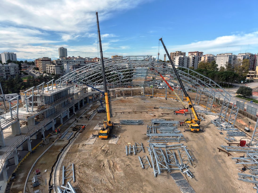 Grove GMK4100L-2 and GMK3060L-1 all-terrain cranes erecting the steel roof of the PalaRicciardi arena in Taranto