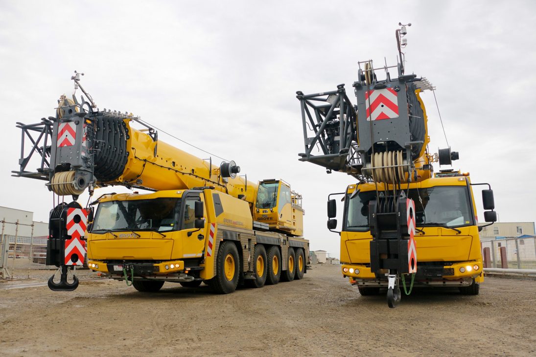 HAREKET and KARUN representatives at the handover of the two Grove GMK5150XL cranes