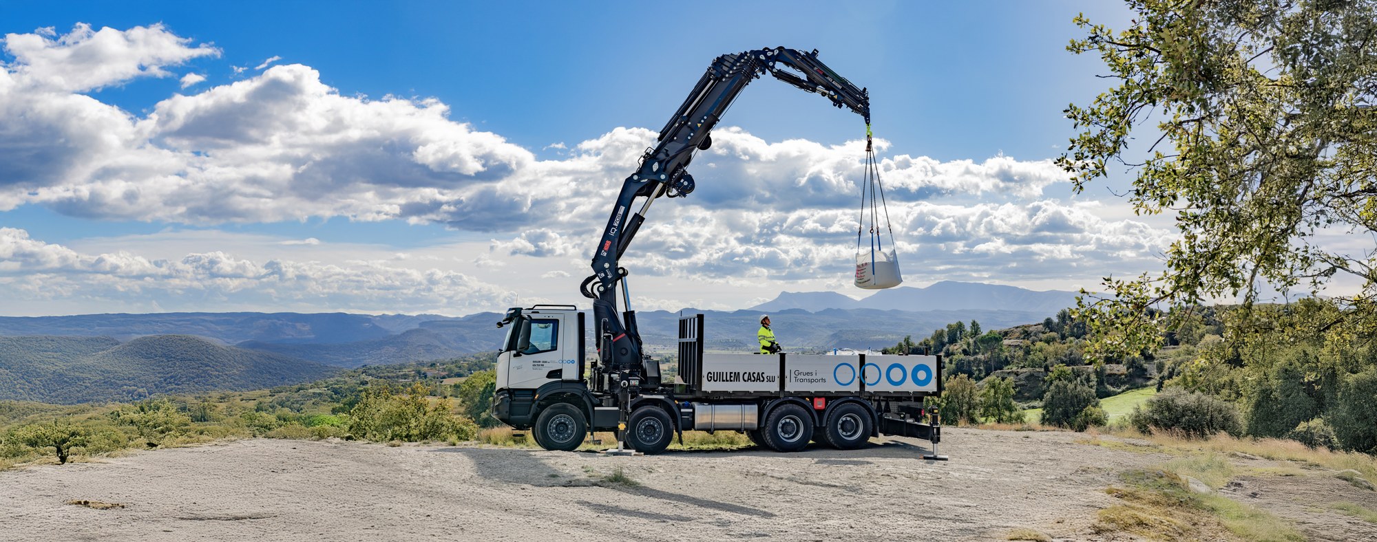 HIAB iQ.708 HIPRO loader crane extended over a truck body with jib deployed