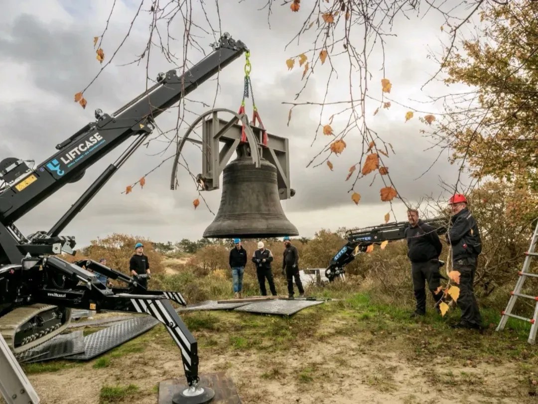 Hoeflon C30e compact crane taking the weight of a six-tonne bourdon bell