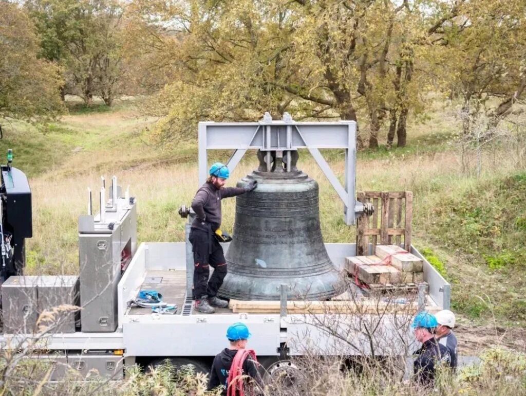 Six-tonne bourdon bell being lowered by the electric Hoeflon C30e