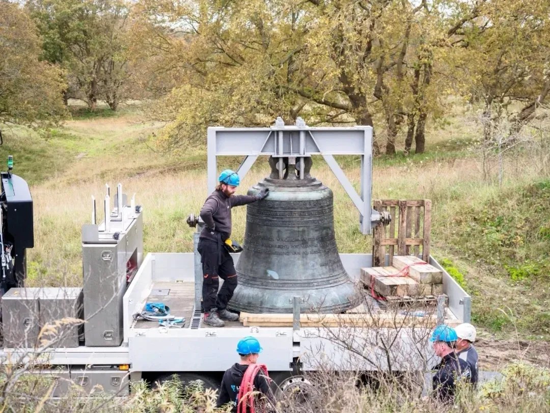 Six-tonne bourdon bell being lowered by the electric Hoeflon C30e
