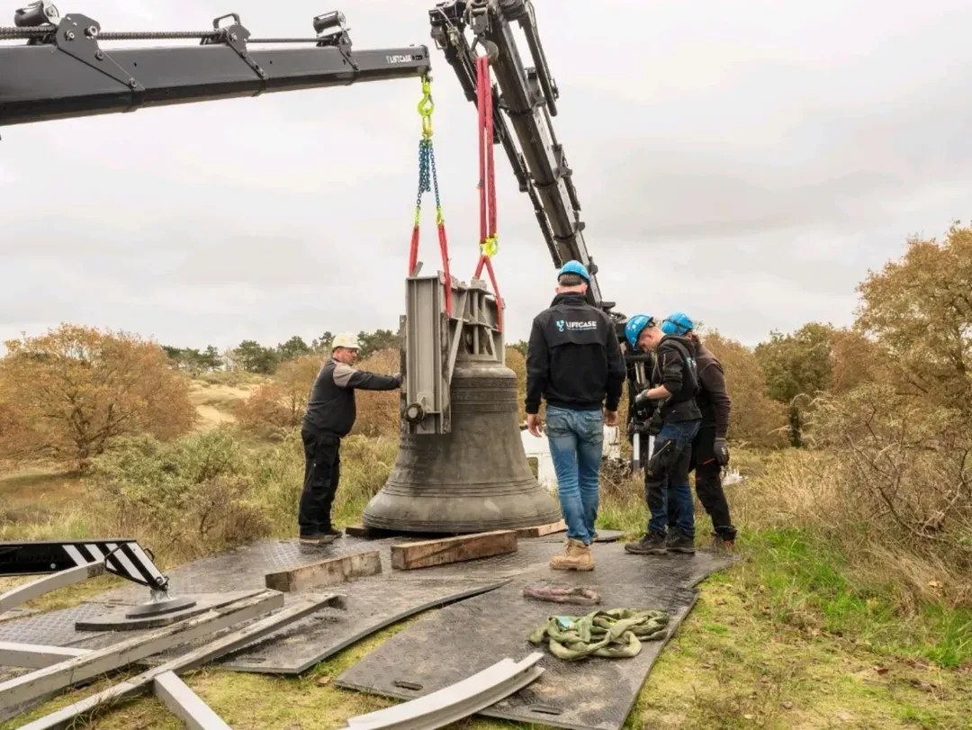 Bourdon bell prepared for road transport after removal with the C30e