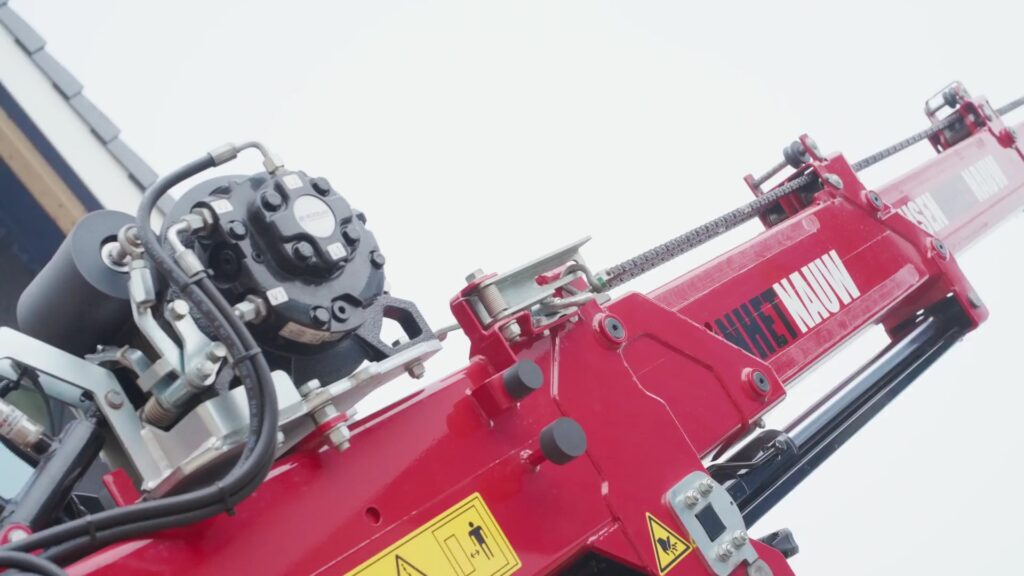 Close-up of the Hoeflon Multitool attachment on the C6e boom head