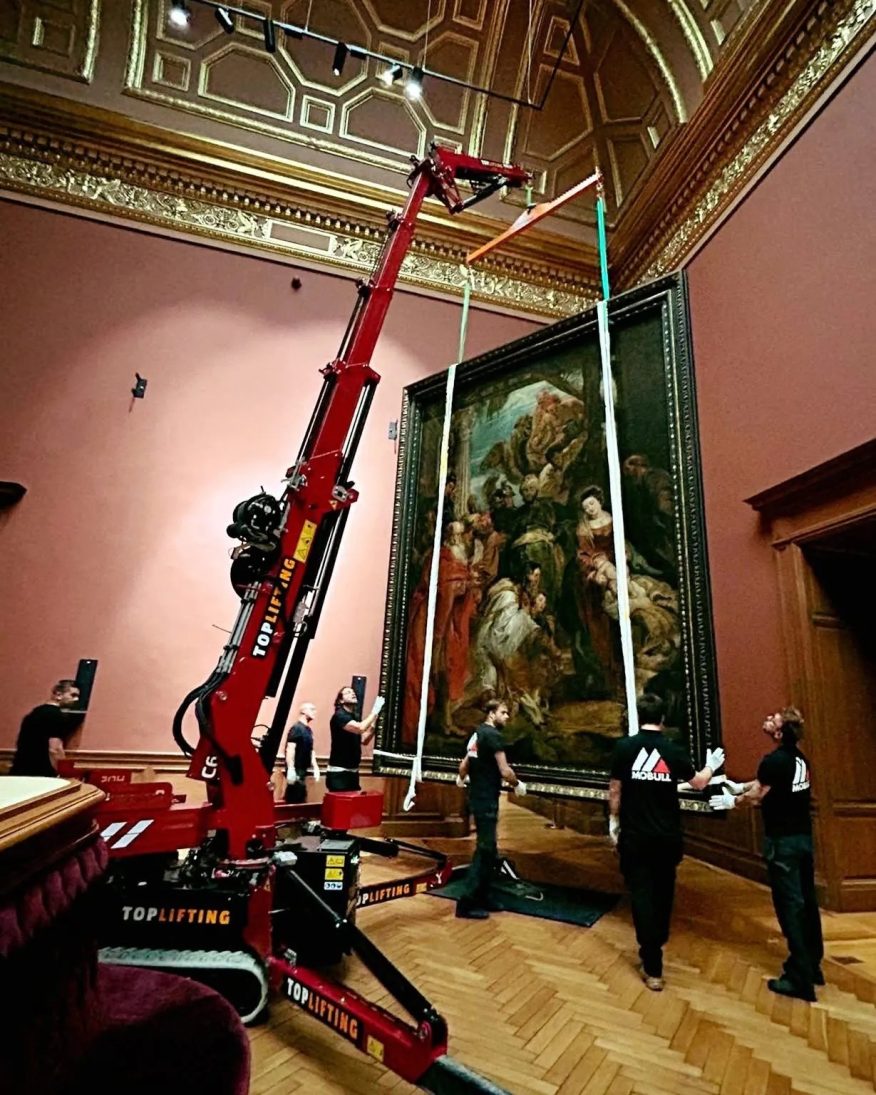 Hoeflon C6e electric mini crane handling a Rubens painting inside the Antwerp museum