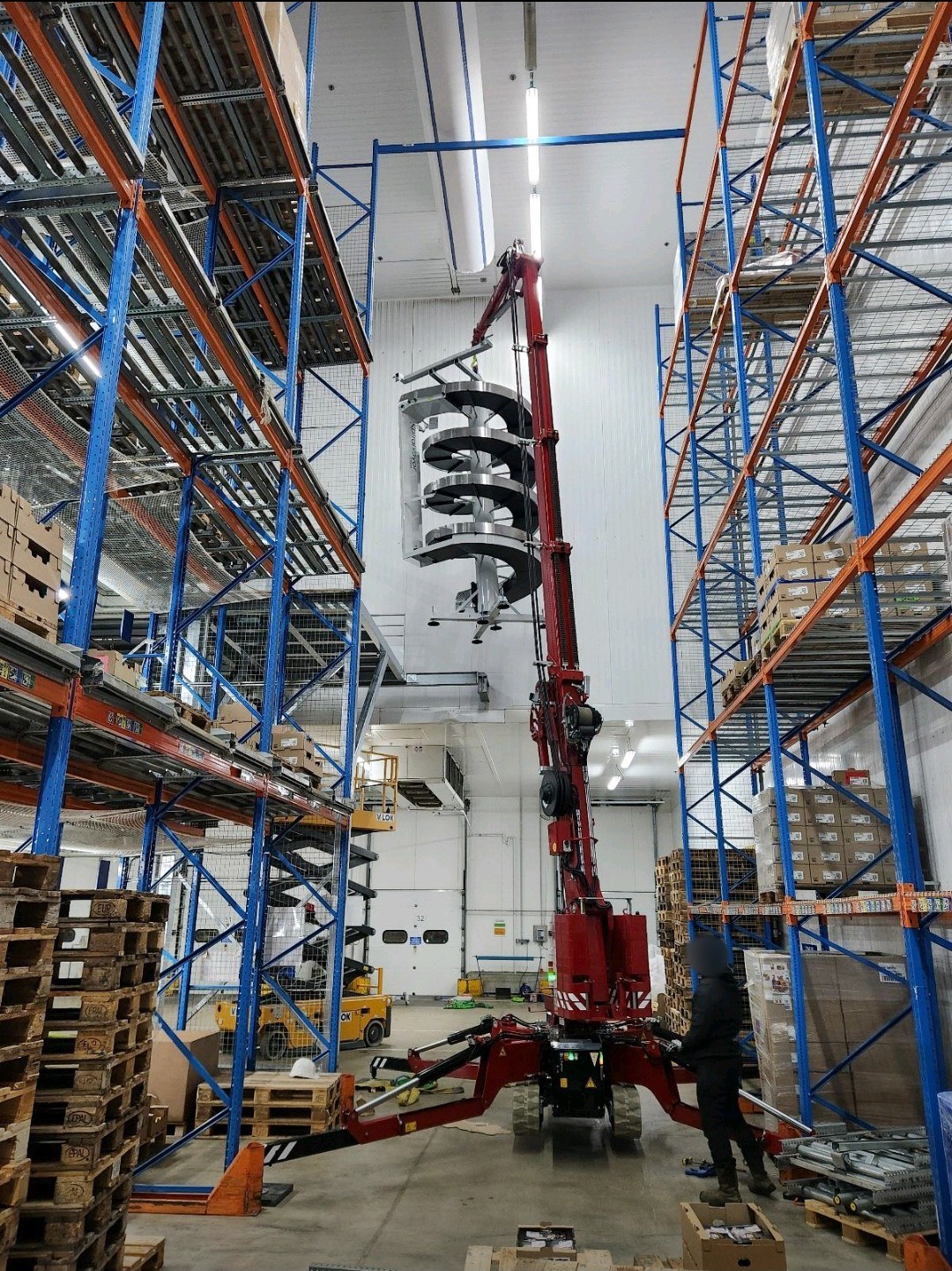 Hoeflon C10e compact crane lifting on an industrial job