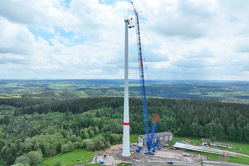LR 1800-1.0 in HSL4 configuration with 165-metre main boom on the Eifel wind farm site