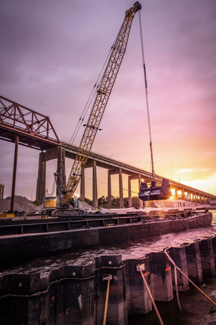 HS 8100.1 crawler crane with clamshell grab working on the Florida coast
