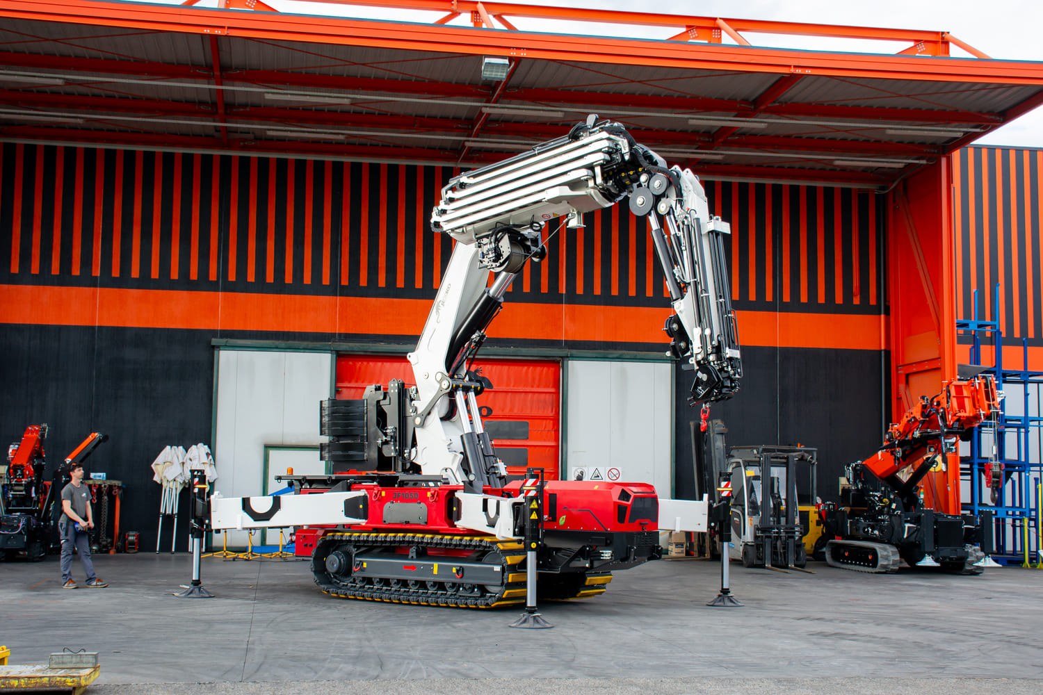 External power sockets on the hybrid Jekko JF1050 crawler crane