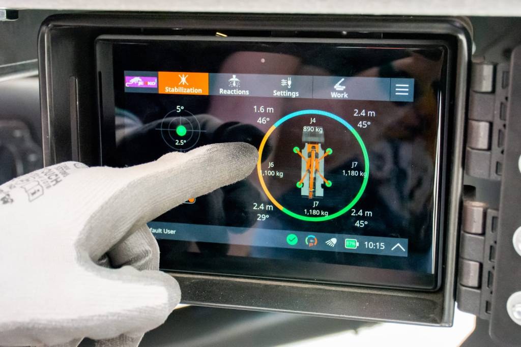 Seven-inch touchscreen control panel of the Jekko TRX80 mini crane