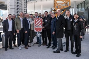 Handover of eight Liebherr tower cranes to LEONHARD WEISS with distributor Nagel Baumaschinen Ulm