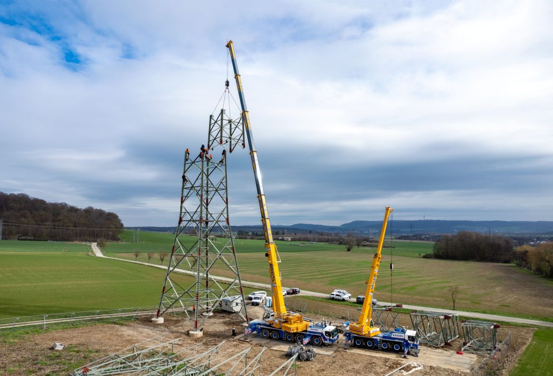 Liebherr LTM 1230-5.1 and LTM 1070-4.2 erecting an overhead line pylon on the Wahle-Mecklar route