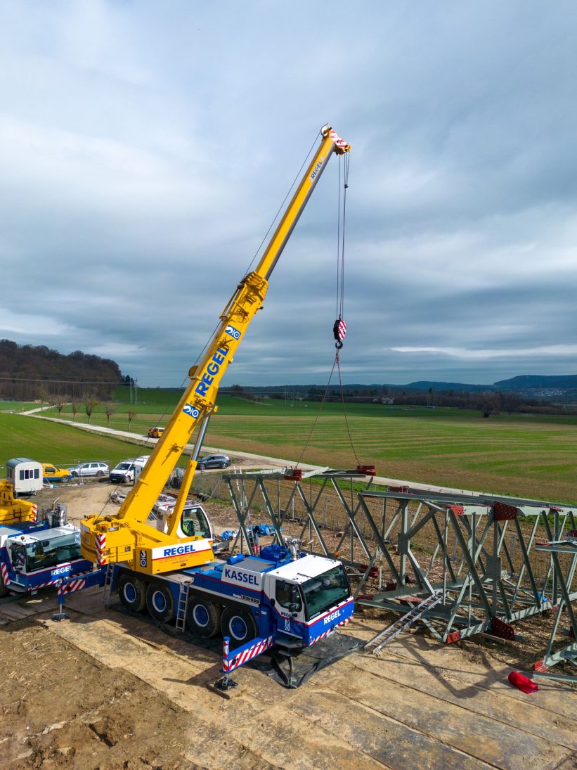 LTM 1230-5.1 lifting a lattice tower section with its 75-metre telescopic boom