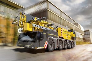 Liebherr MK 140-5.1 mobile construction crane with VarioJib in luffing position