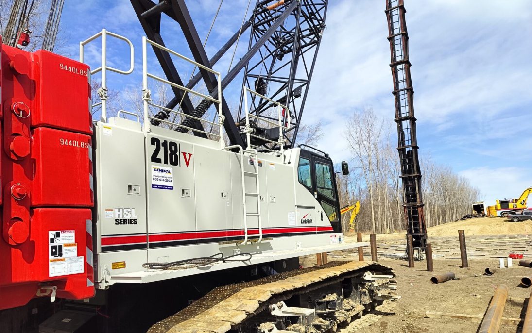 Link-Belt 218|V lattice crawler crane driving pile on the Minnesota flood prevention project