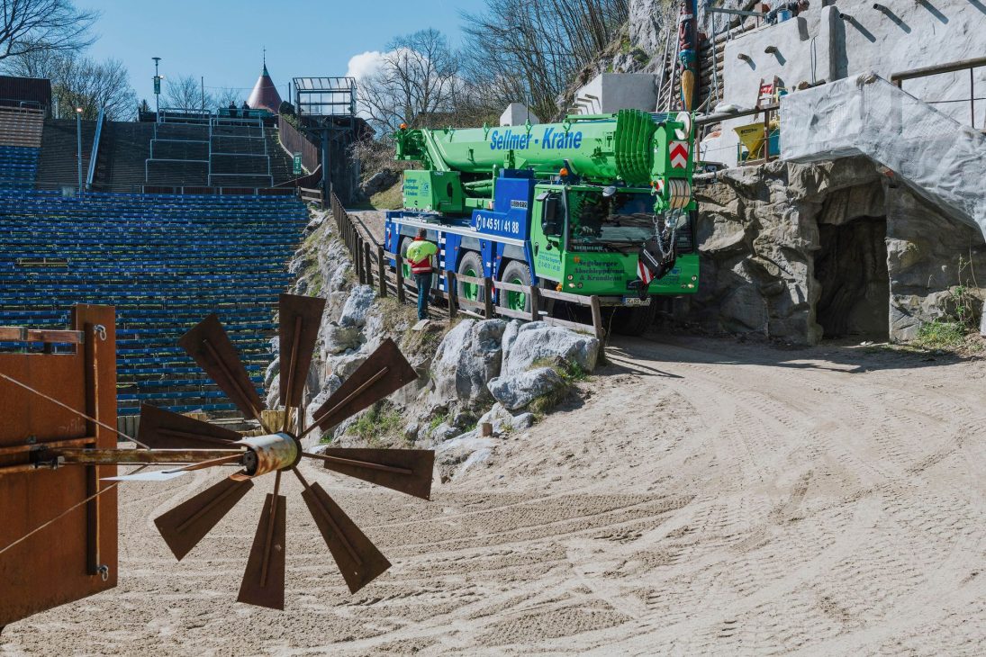 LTM 1090-4.2 working from a single position inside the Bad Segeberg arena