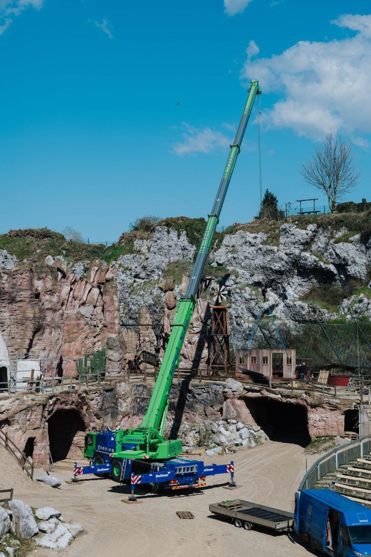 Telescopic boom of the LTM 1090-4.2 extended over the Karl May Festival set